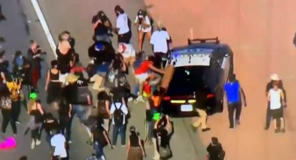  ‘Black Lives Matter’ Protesters Block 101 Freeway in Los Angeles, Attack Police Cars – One Protester Falls Off Moving Cop Car!  (VIDEO)