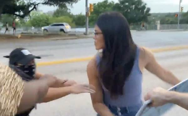  Conservative Reporter Savanah Hernandez Attacked By Black Lives Matter Activist for ‘Police Lives Matter’ Sign