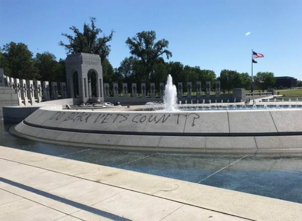  Lincoln Memorial and World War II Memorial Vandalized by Rioting Leftist Protesters