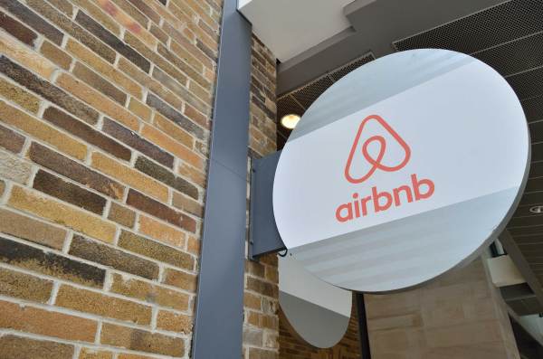  Airbnb Sends Out “Racism Guide” to White Allies – Urges Them to Show Up and Be an Active Ally