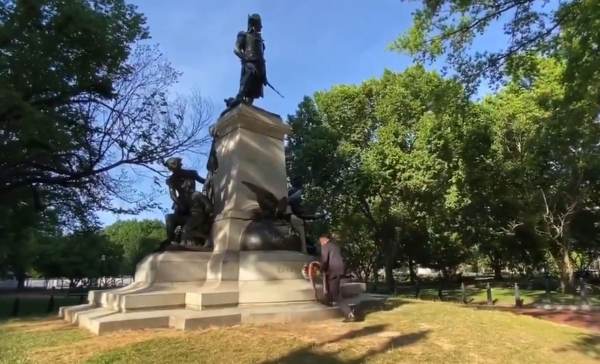  Polish President Duda Comes to America – Kneels at Statue of Polish Hero Who Fought in Revolution that Was Defaced by Leftists in Recent Rioting