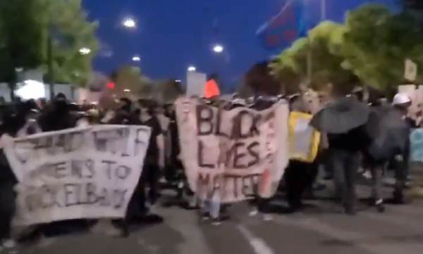  Violent Portland Rioters Chant ‘Every City, Every Town, Burn the Precincts to the Ground’ During Black Lives Matter ‘Protest’