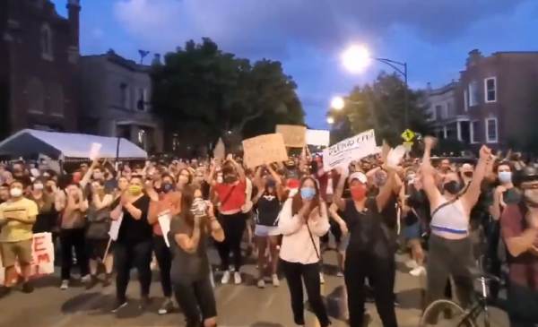  Rioters Rejoice as Chicago Mayor Lori Lightfoot Announces Columbus Statue Will Be Torn Down, Possibly Tonight (VIDEO)