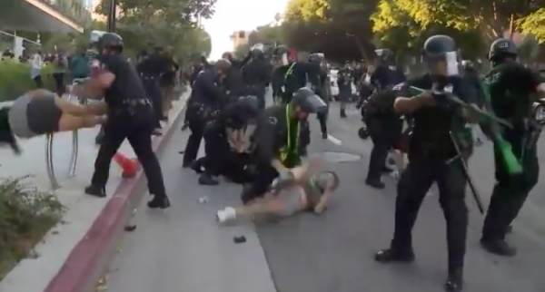  LAPD Officers Fed Up with Violent Protesters in Downtown Los Angeles Toss BLM-Antifa Girls Like Rag Dolls (VIDEO)