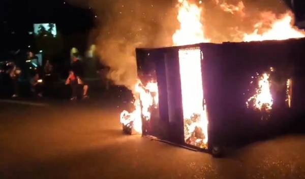  BREAKING: Portland Rioters Attempting to Break Into Police Union HQ, Set Fires Outside