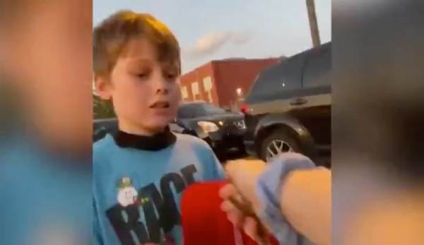  SHOCK VIDEO: “Mom! Call 911!” – Biden Supporters Attack 7-Year-Old Boy Outside DNC Convention For Wearing Red MAGA Hat