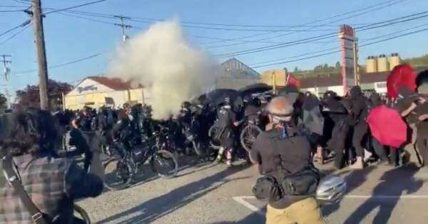  Seattle Police Charge Through Barricade of Antifa Militants Throwing Rocks, Bottles and Projectiles at Officers, Make Multiple Arrests (VIDEO)