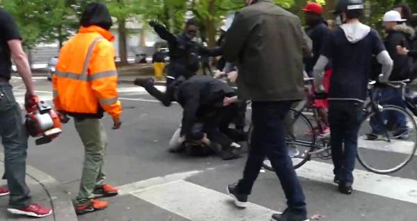  Portland: Antifa Terrorists Accuse Biracial Videographer of Being Proud Boy – Then Beat Him, Stomp Him and Steal His Phone (VIDEO)