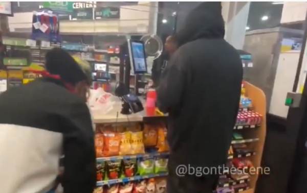  Cashier at Business Being Pillaged By Black Lives Matter Rioters Hands Out Plastic Bags to Help Mob Carry Their Looted Goods (VIDEO)