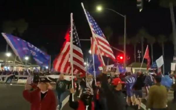  HAPPENING NOW: California Trump Supporters Take Over Huntington Beach Pier to Protest Curfew (VIDEOS)