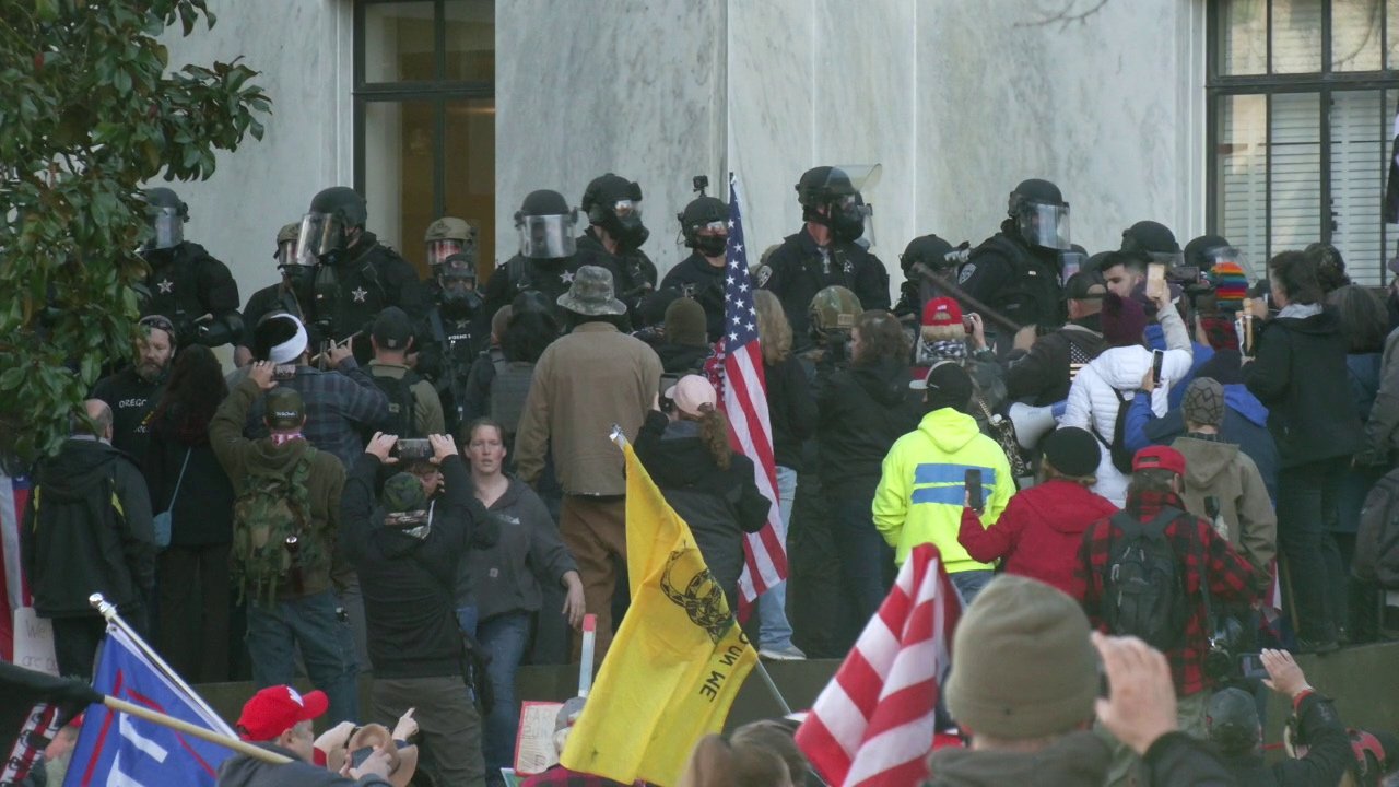  VIDEO: Patriots Storm Oregon Capitol As Legislature Meets In Secret, Public Excluded, Police Protect Corrupt Politicians