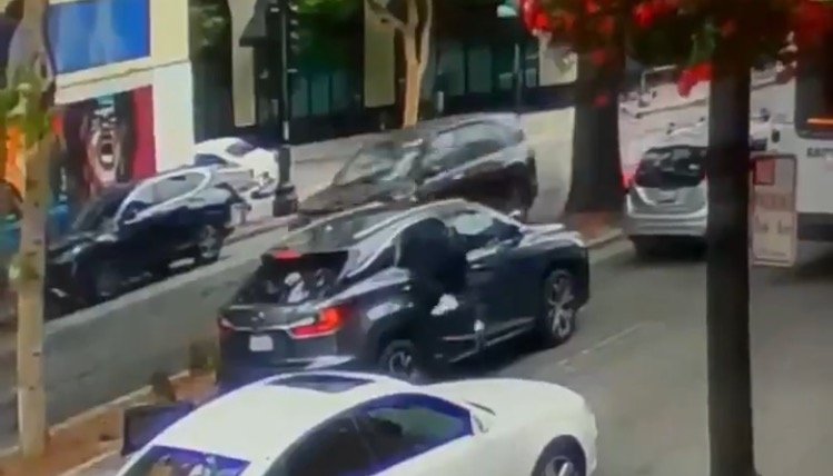  Thief Smashes Car Window, Climbs Into Vehicle and Robs Female Driver Stuck in Oakland Traffic in Broad Daylight (VIDEO)