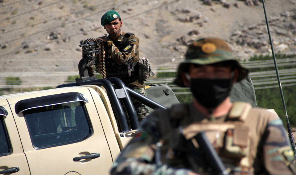  Taliban celebrate seizure of US weapons from Afghan troops