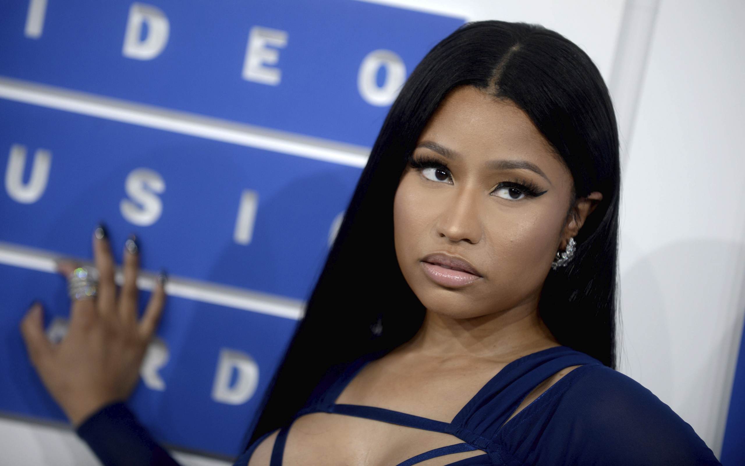  Nicki Minaj Says She Was Locked Out of Twitter Shortly After Sharing Tucker Carlson Clip (VIDEO)
