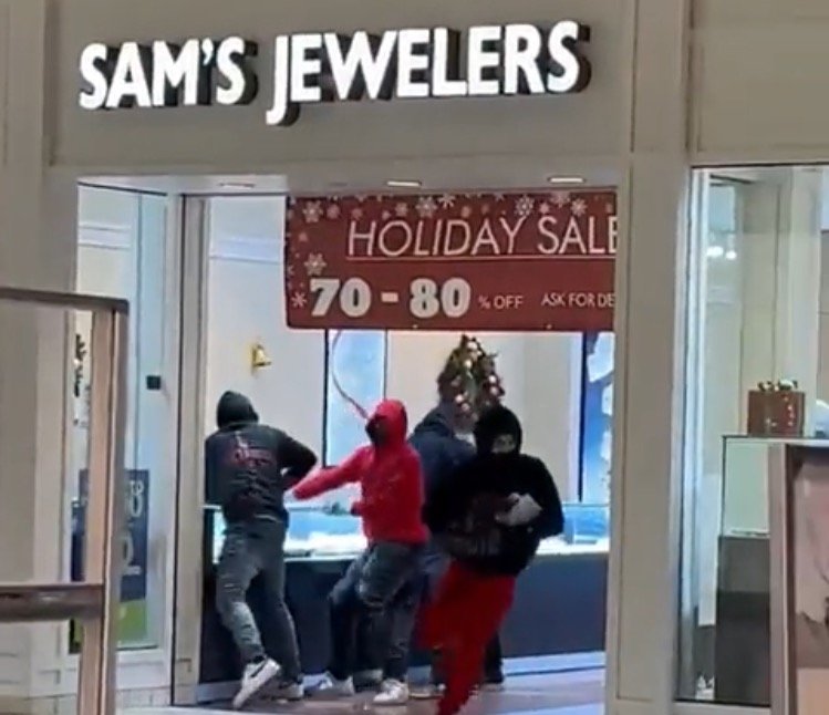  Gang of Thieves Target Bay Area Mall; Sam’s Jewelers and Lululemon Store Robbed (VIDEO)