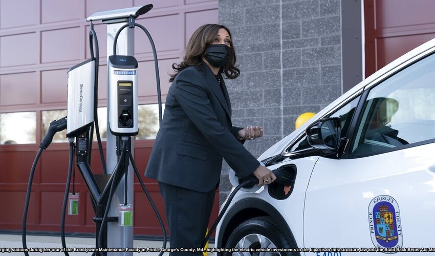  WATCH: Kamala Harris struggles to charge electric vehicle