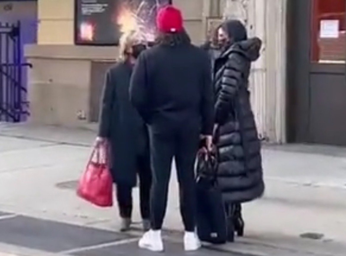  Hillary Clinton Steps Out in New York City and Nobody Notices Her (VIDEO)