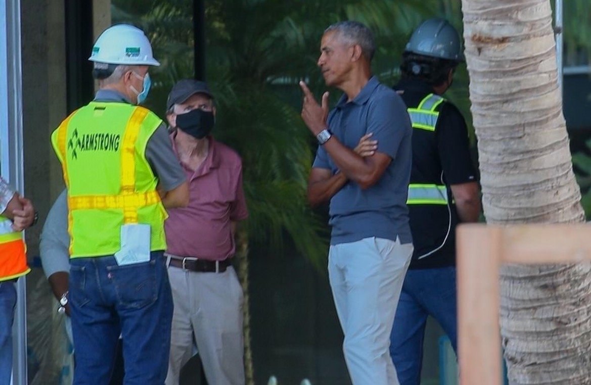  Maskless Obama Meets with Architects Working on His New Multimillion Dollar Hawaii Beachfront Mansion