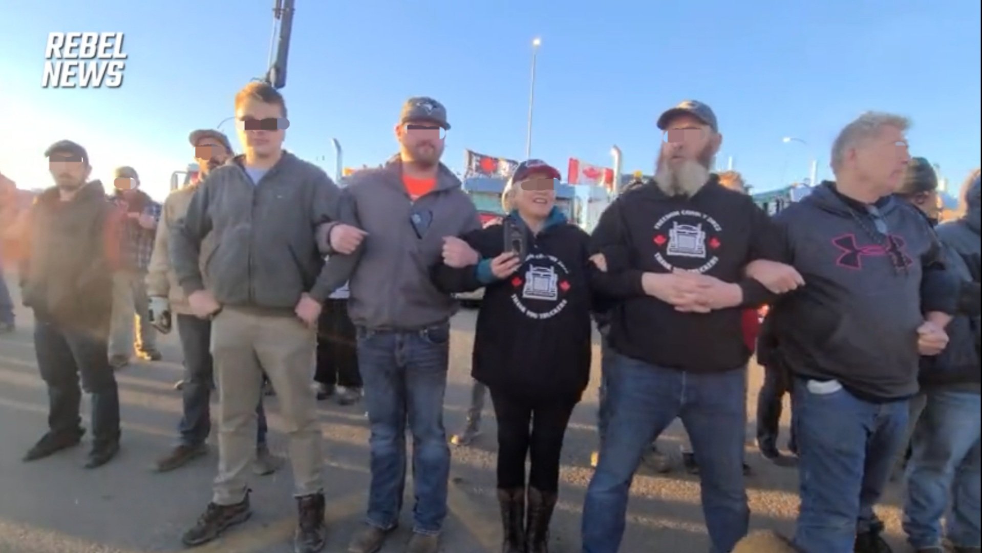  MUST WATCH: Convoy Protesters Near Alberta Border Crossing Unite to Face Down the Police – All Link Arms, Refuse to Budge, When Officers Arrive to Begin Making Arrests (VIDEO)