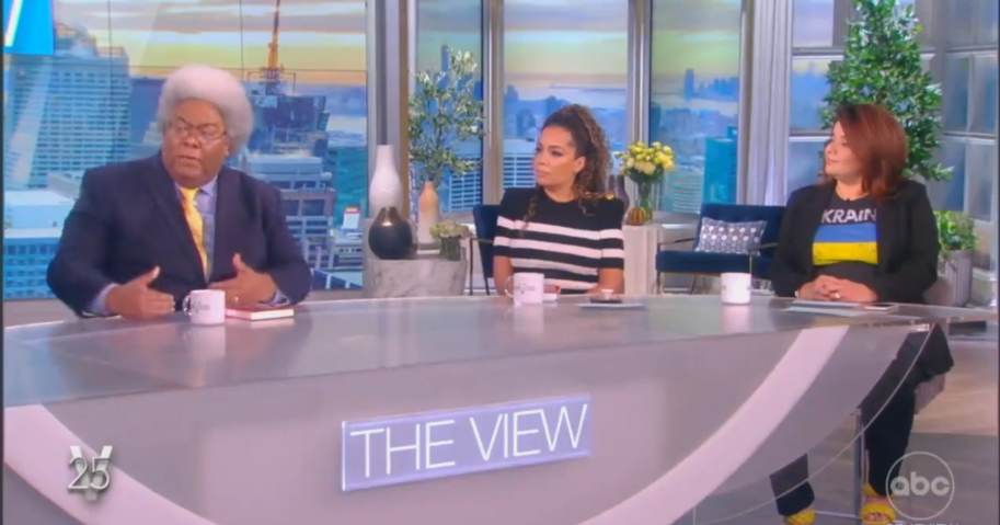  Angry Leftist on ‘The View’ Openly Makes the Case to Abolish the US Constitution, Calls it a “Trash” Document That Was “Written By Slavers and Colonists and Whites” – (VIDEO)