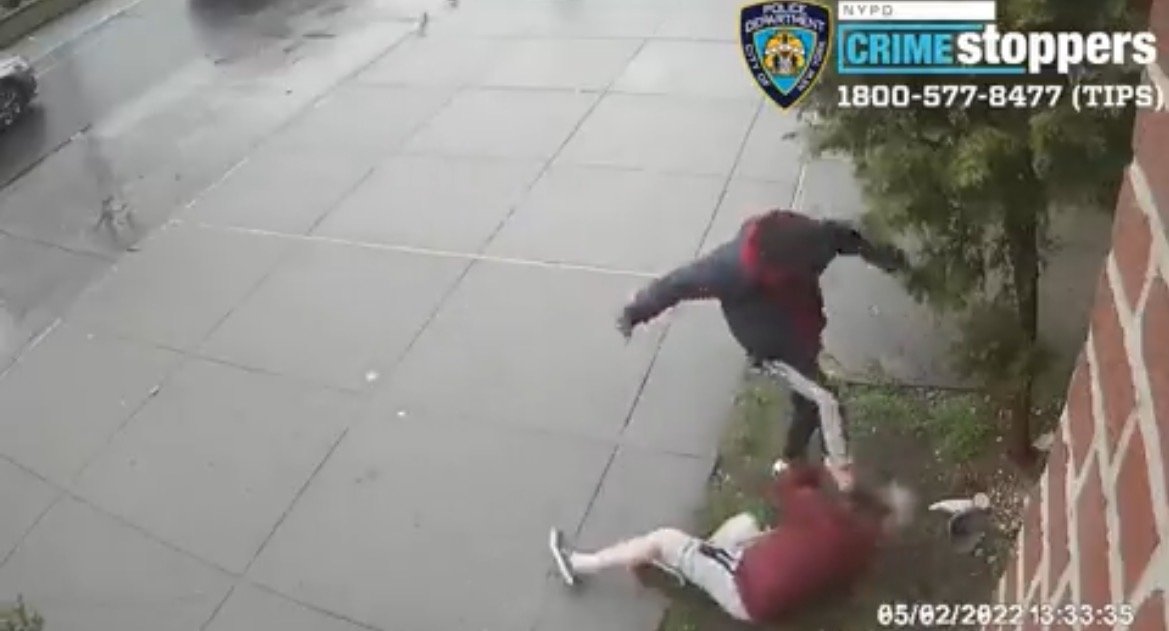  HORROR: NYC Robbery Suspect Punches Elderly Man to the Ground, Kicks Him in the Face (VIDEO)