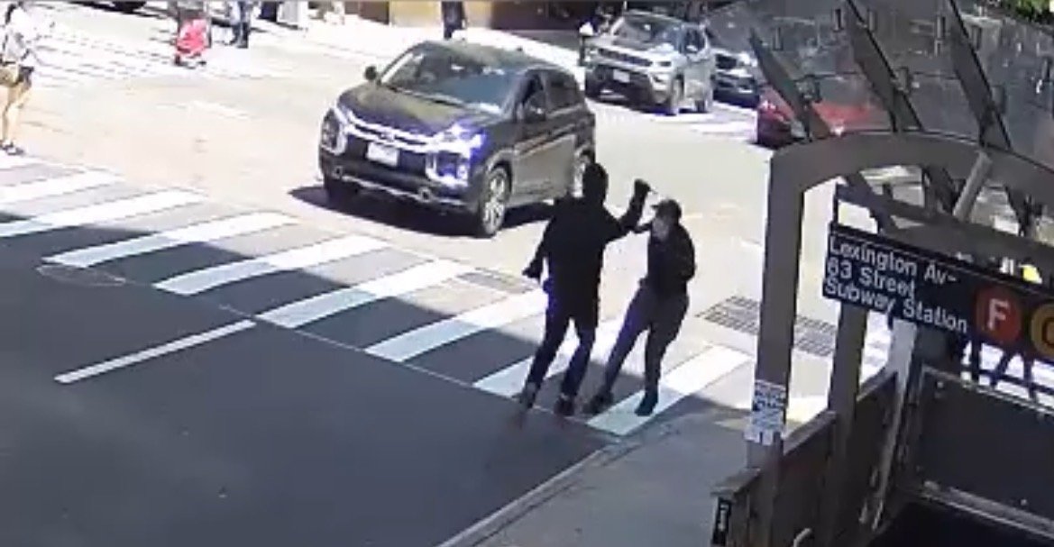 Man Stabbed Multiple Times in Broad Daylight Attack in New York City (VIDEO)