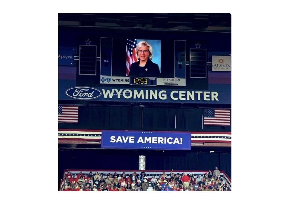  “A Lapdog for Pelosi” – Trump Team Flashes Liz Cheney-George Bush Meme on Big Screen at Casper, Wyoming Rally