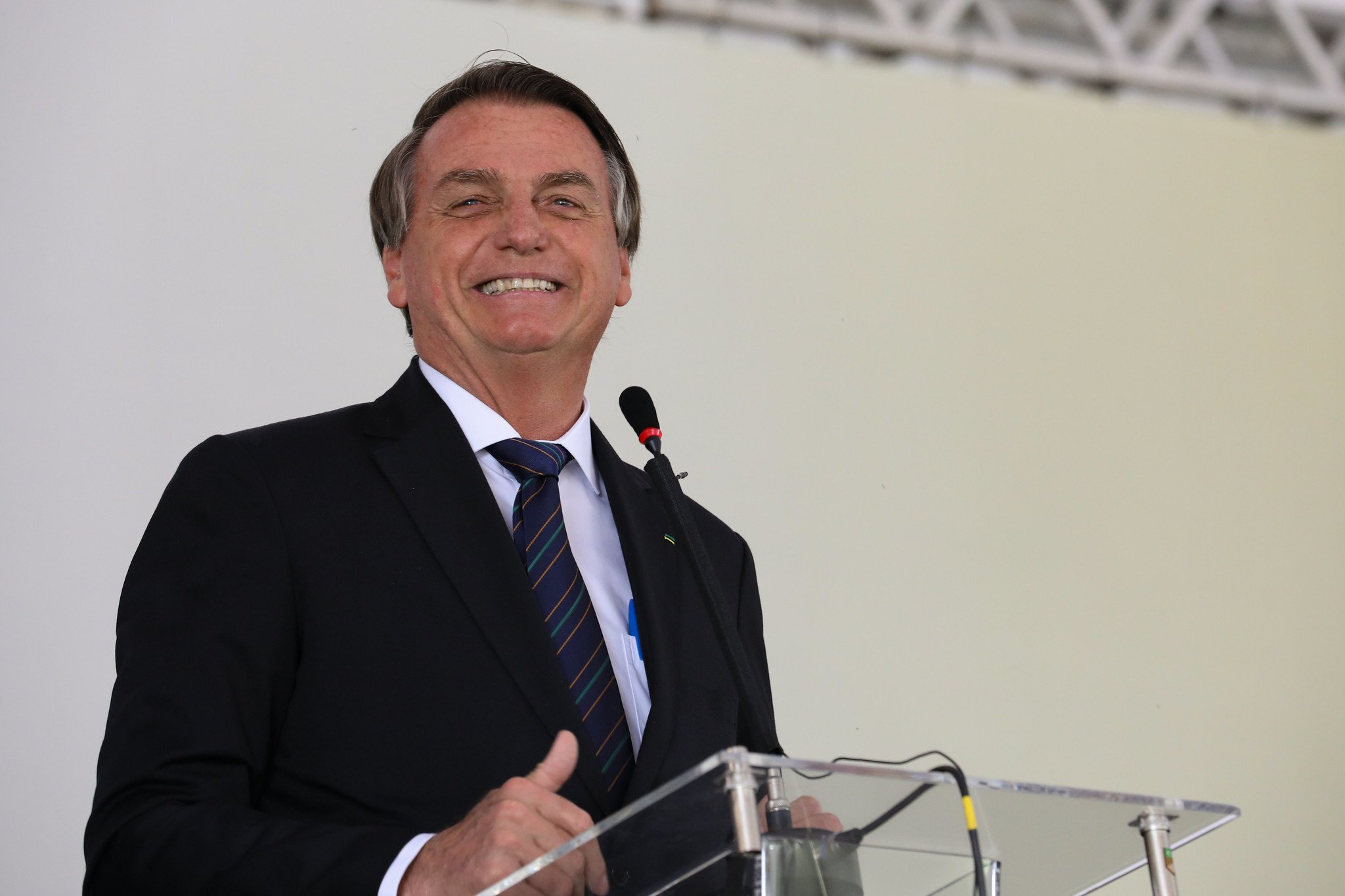  “Hugs from Captain Jair Bolsonaro” – Brazilian President Celebrates Johnny Depp’s Victory