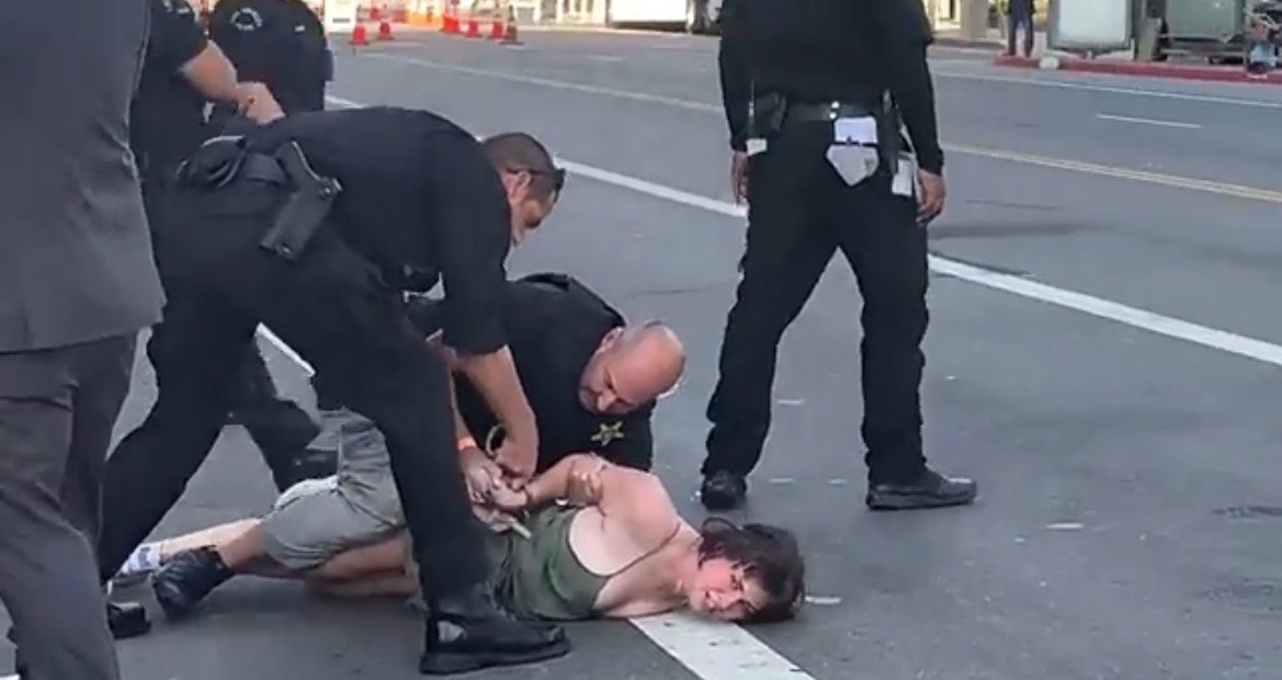  Secret Service Agent Tackles Pro-Abortion Protester Who Got Too Close to Biden’s Motorcade in Los Angeles – Cop Loses Gun in Struggle! (VIDEO)