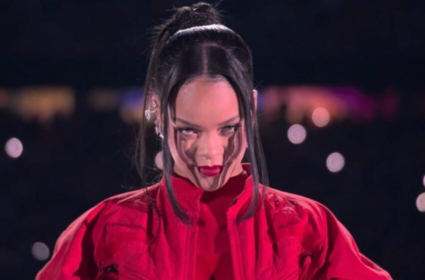  Rihanna’s Super Bowl Halftime Show Performance a Total Flop (VIDEO)