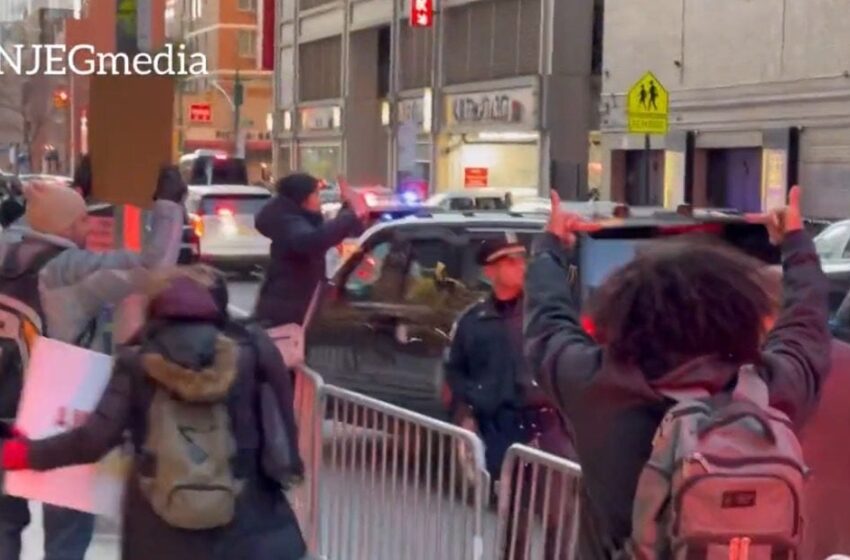  “Lock Her Up!” – Kamala Harris Heckled by Protestors While Leaving Taping of “The Late Show” with Stephen Colbert – Protesters Chase Motorcade (VIDEO)