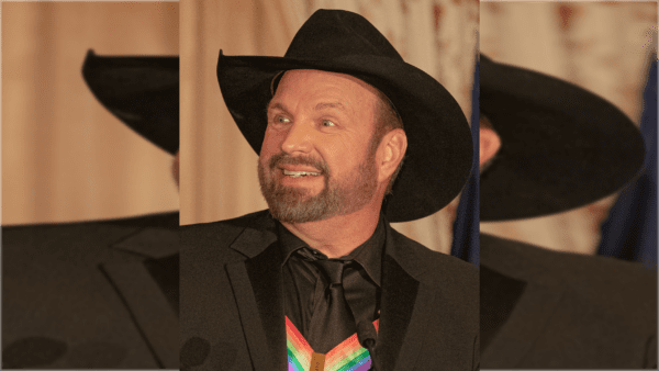  Country Legend Garth Brooks Sparks Controversy by Defending Bud Light Service at His New Bar – Calls Boycott Supporters “A**holes”