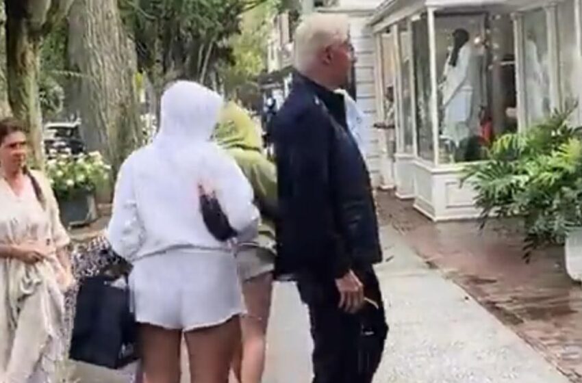  Bill Clinton Walks Down the Street in East Hampton… And Nobody Pays Attention to Him (VIDEO)