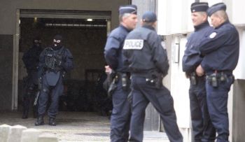  France: Knife-wielding Muslim threatens passersby and cops, refuses to drop knife and screams ‘words in Arabic