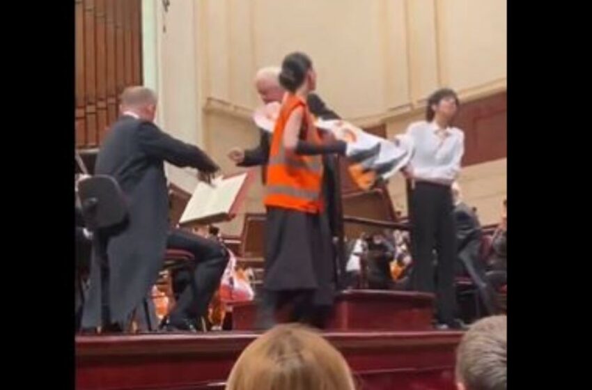  Climate Protesters Try Disrupting Polish Philharmonic Orchestra, Crowd Applauds When Conductor Ends Their Stand in One Move